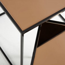 Набор из 2 приставных столов Sute с золотой зеркальной столешницей и металлической структурой.